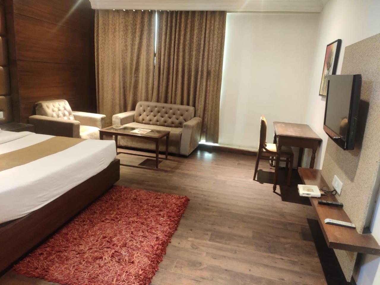 Hotel Imperial Executive Ludhijána Kültér fotó